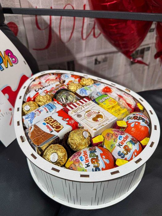 Подарунок до дня Валентина, солодощі в боксі Кіндер Сюрприз