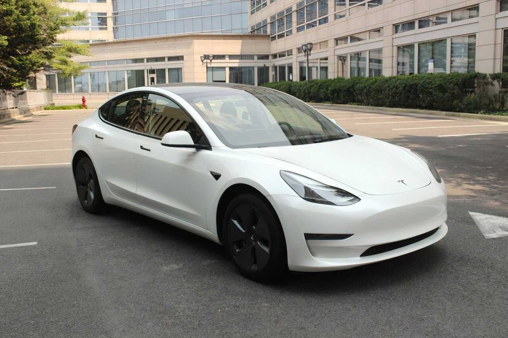 Tesla Model 3      2023