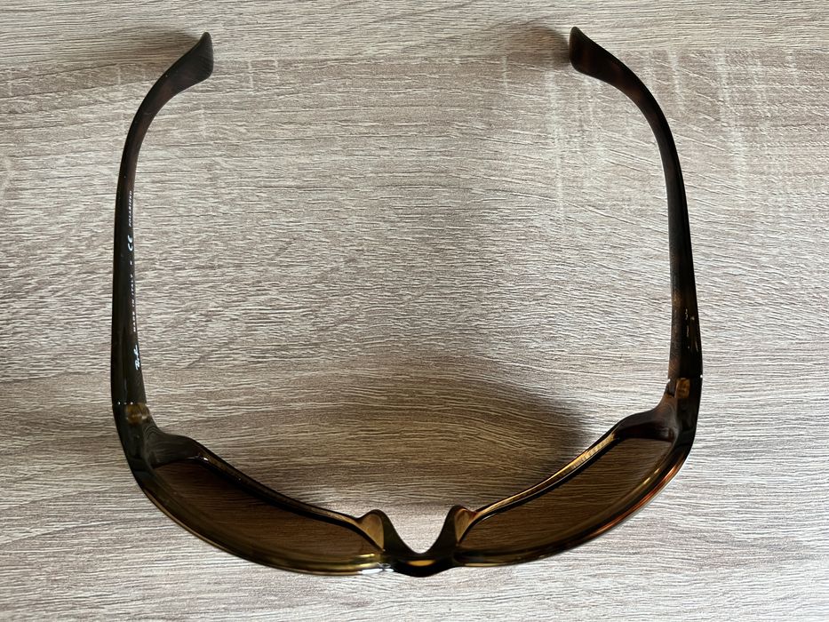 Óculos de sol modelo Ray-Ban RB4068