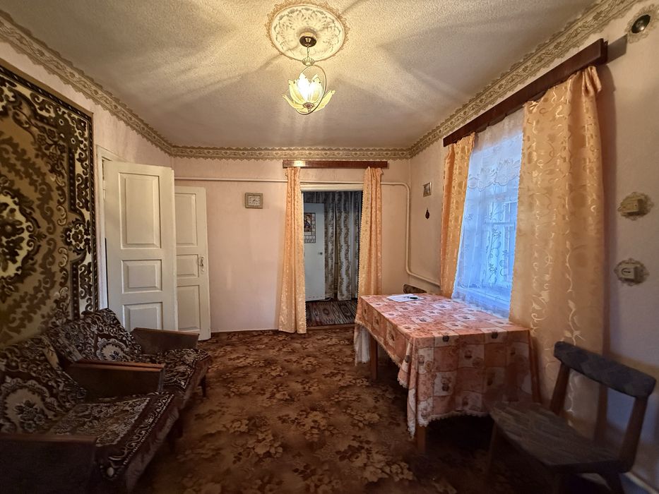 Будинок з земельною ділянкою 60сот - Більше