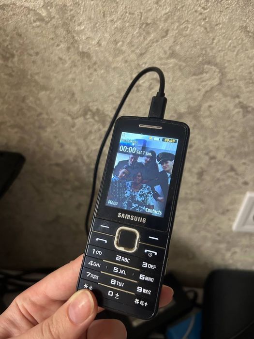 Лот кнопочних телефонів та планшет