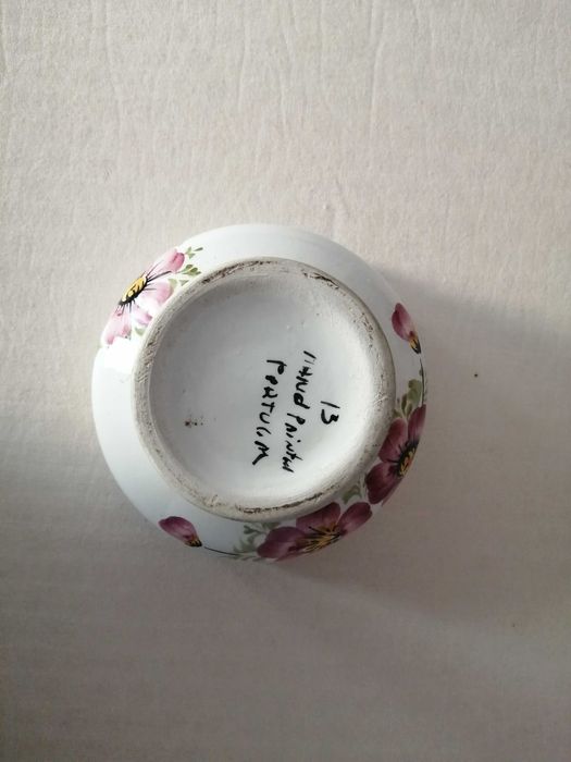 pequena taça cerâmica pintada á mão