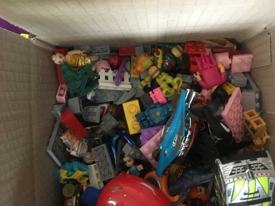 Лот детских игрушек: машинки, фигурки