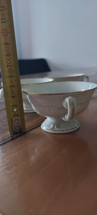 Zestaw filiżanek z porcelany