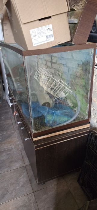 2 Акваріуми з напольними  тумбами.