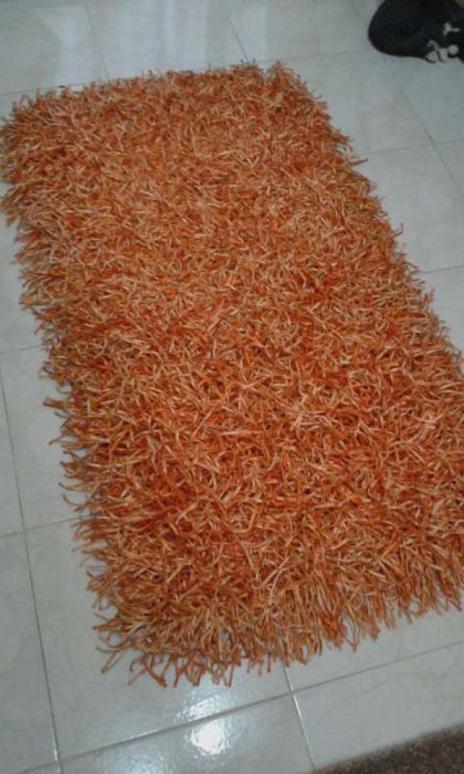 Tapete laranja praticamente novo