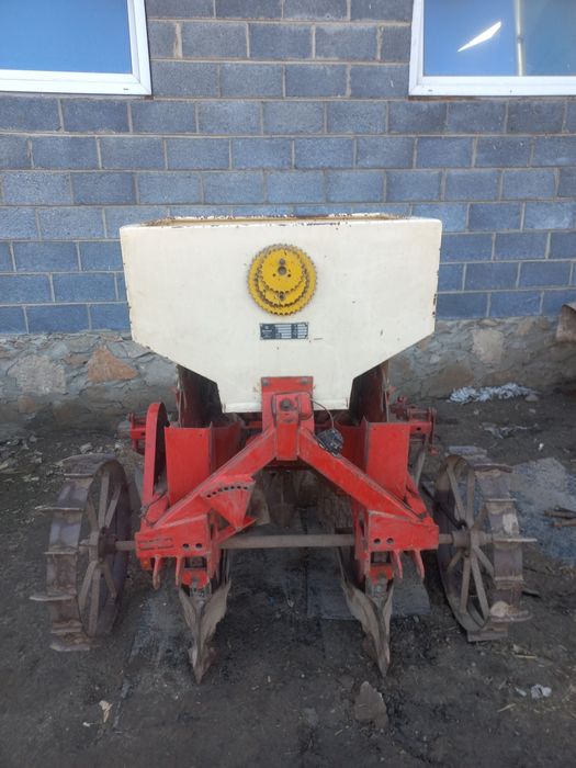 Rozrzutnik obornika 3.5t Sadzarka czeska oraz nadstawka rozsiewacza