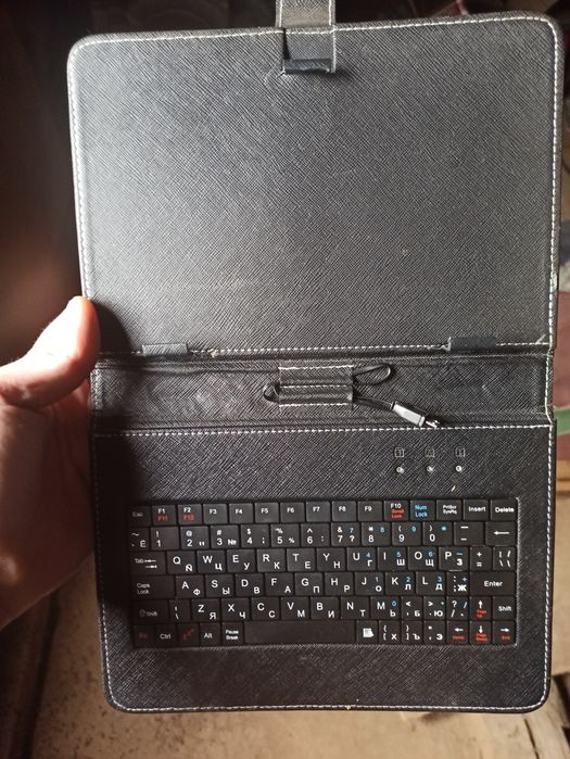 Продам чехол для планшета с клавиатурой под размер 8-10 дюймов