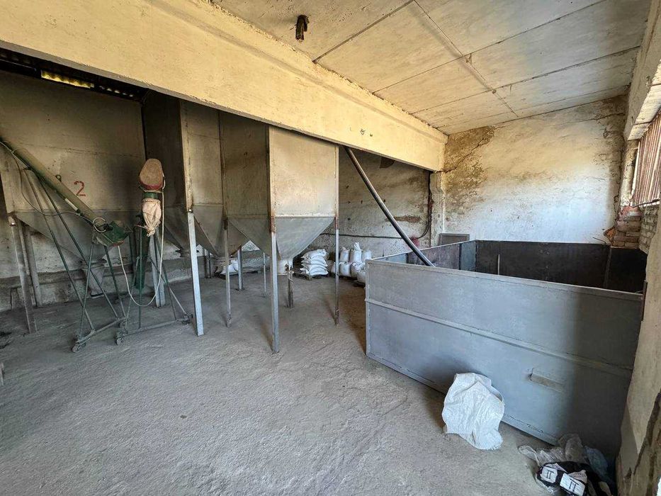 Продається виробничо-складськi примiщення з крупоцехом та обладнанням