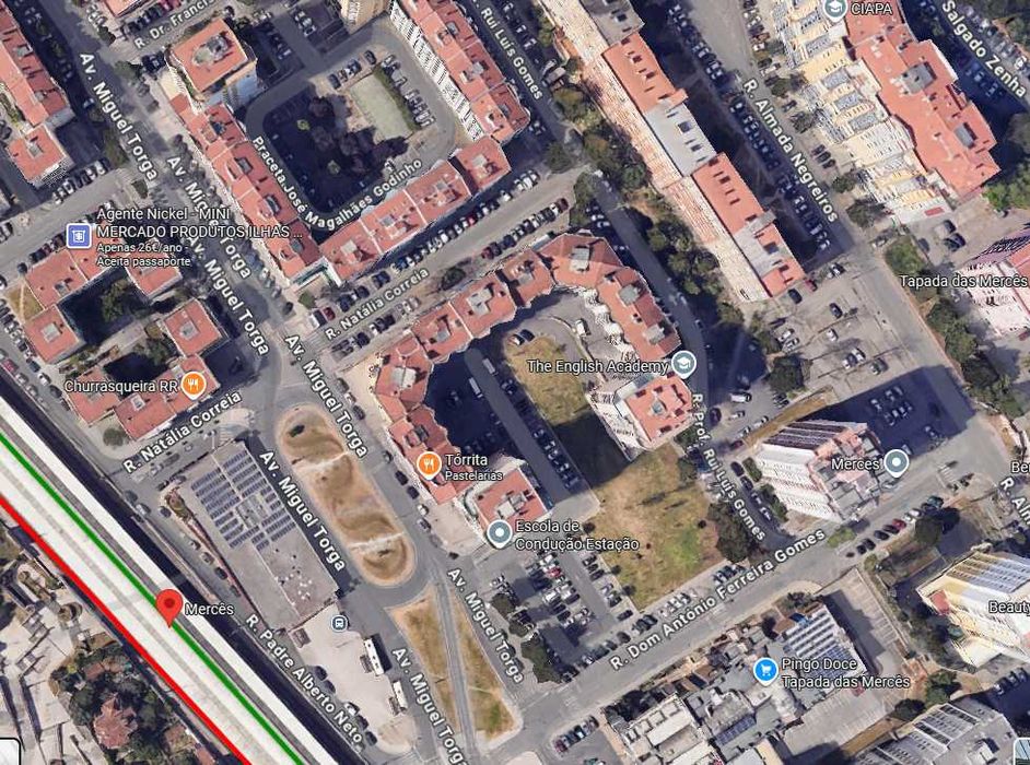 Vende-se espaço em Parqueamento comum Tapada das Merces