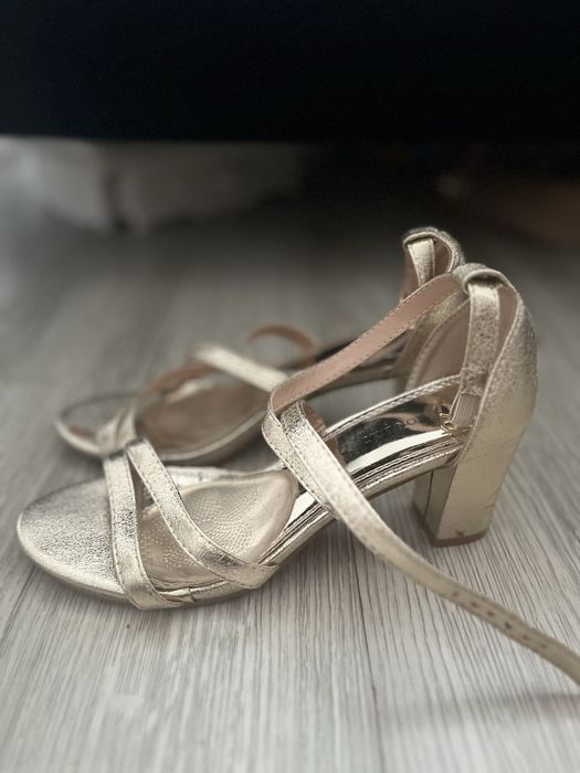 Złote sandałki na słupku