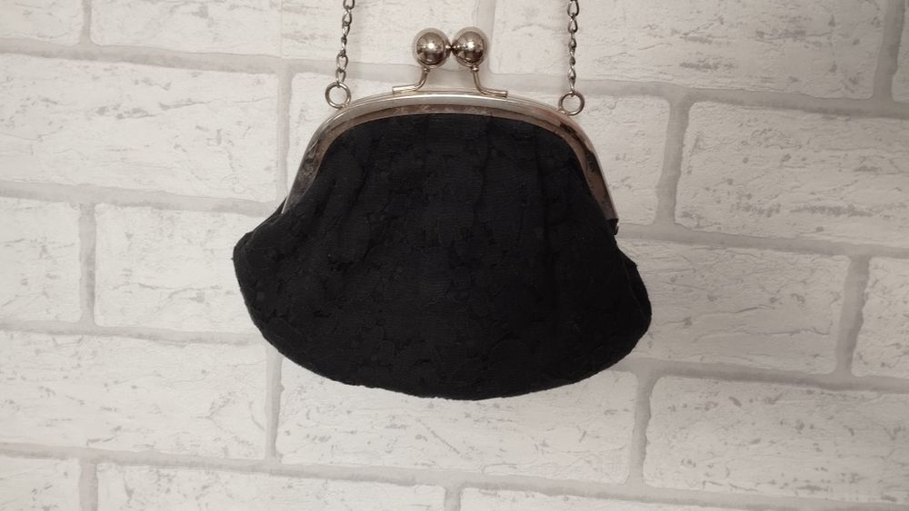 Mała torebka na łańcuszku