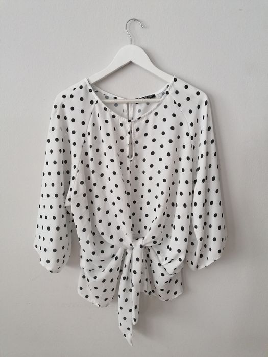 Biała koszula bluzka w czarne grochy wiązana na dole rękaw 3/4 L