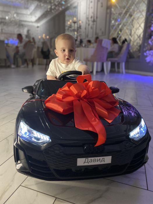 Дитячик электромобіль на управлінні