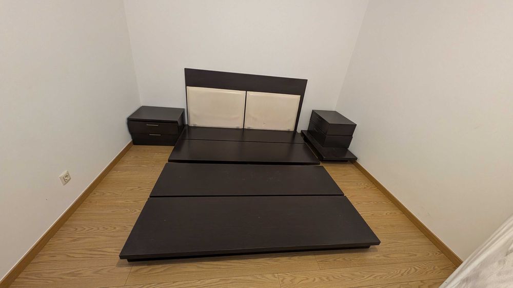 Cama em madeira - Estilo tatami japonês (Acompanha 2 criados-mudos)