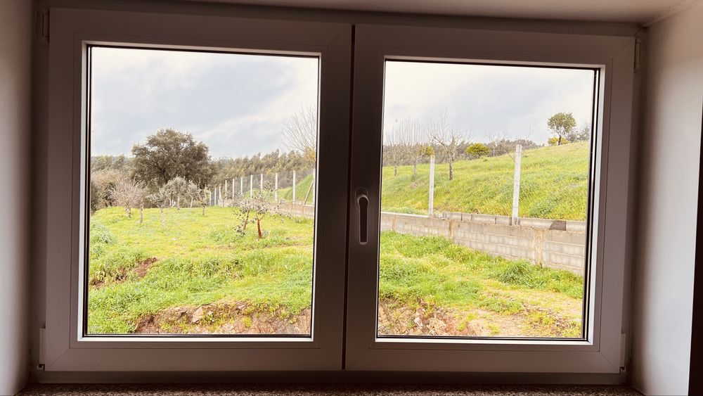 Porta-janela PVC Oscilobatente c/ Vidro Duplo – 140x100