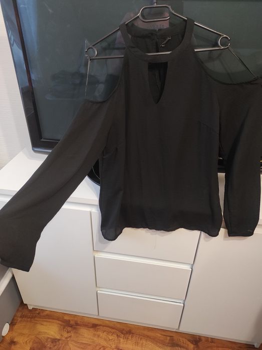 Czarna elegancka bluzka z wycięciami