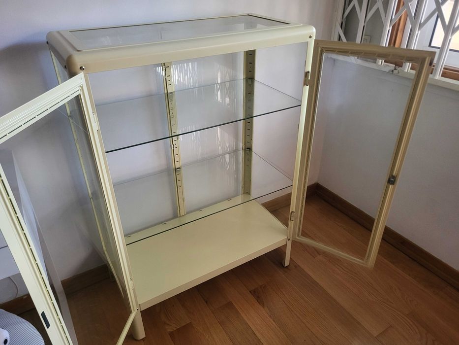 Vitrina amarela IKEA
