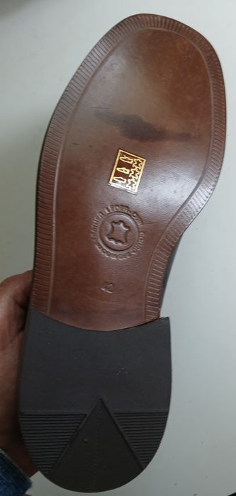 Sapatos de pele Charles novos