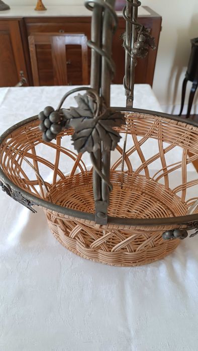 Cesto oval de verga e metal