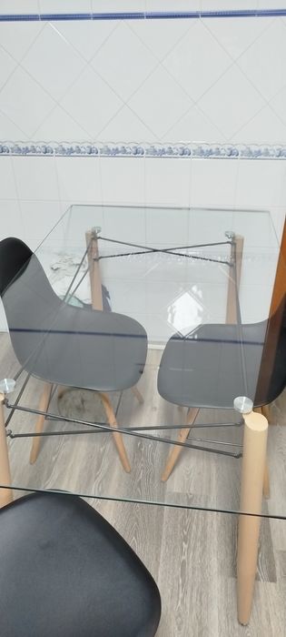 Mesa vidro e madeira com 3 cadeiras
