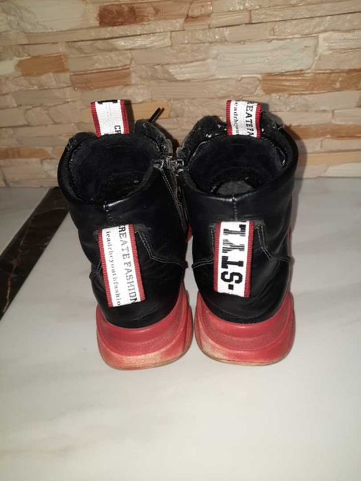 Дитячі підліткові ботінки.