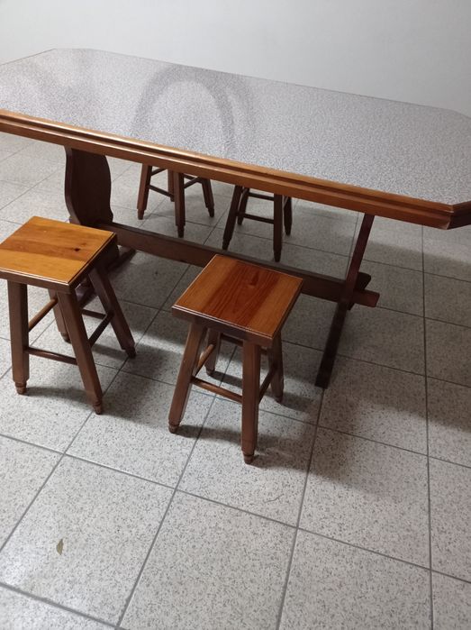 Mesa de cozinha praticamente nova