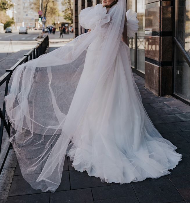 Весільна сукня .