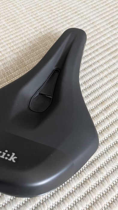 Selim de BTT Fizik Terra Aidon X3 de 145mm - NOVO