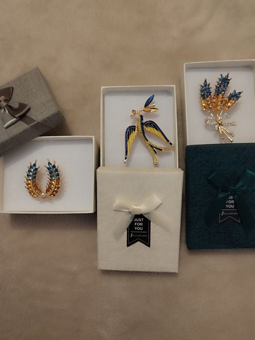 Красива брошка з синтетичним цитрином.