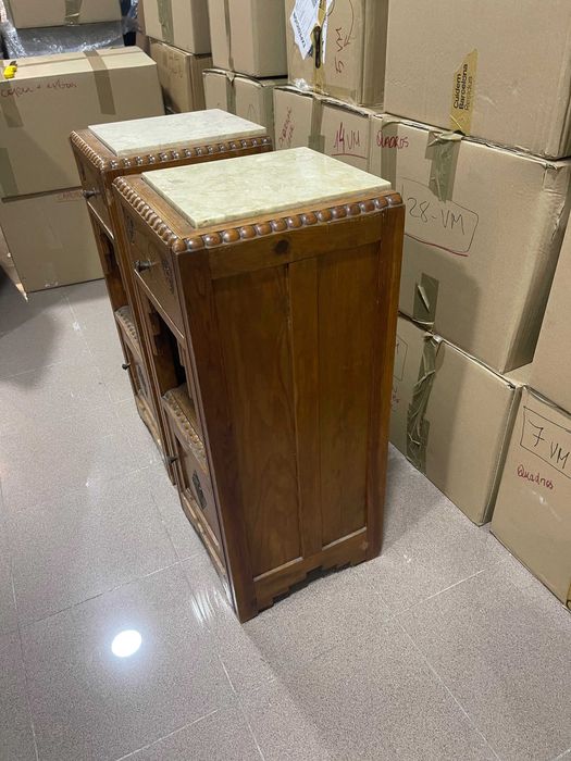 Conjunto de duas mesas de cabeceira vintage em ótimo estado