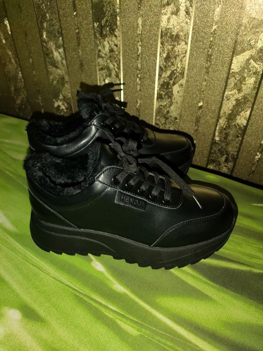 Кросівки жіночі шкіряні