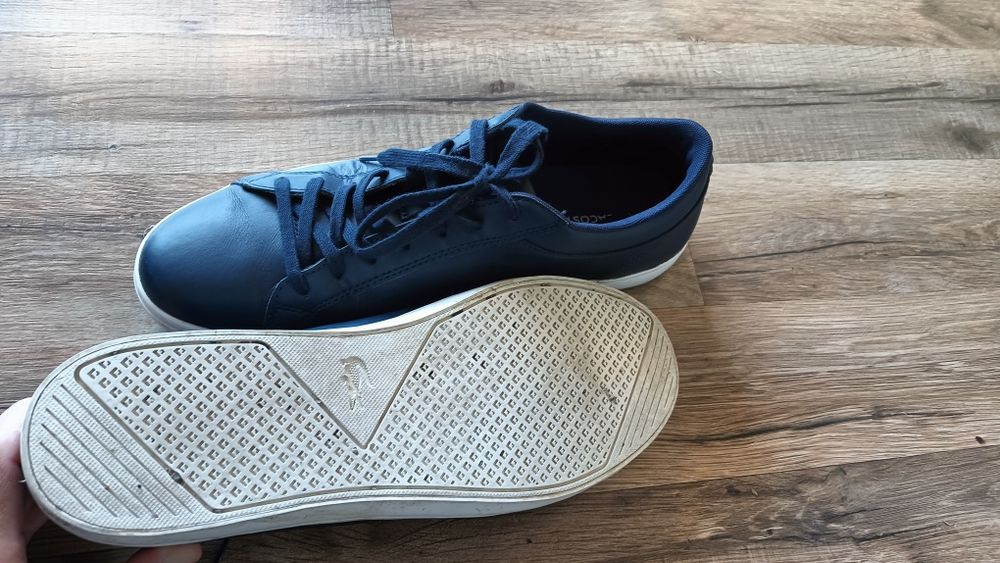 Vendo sapatilhas Lacoste número 44 .