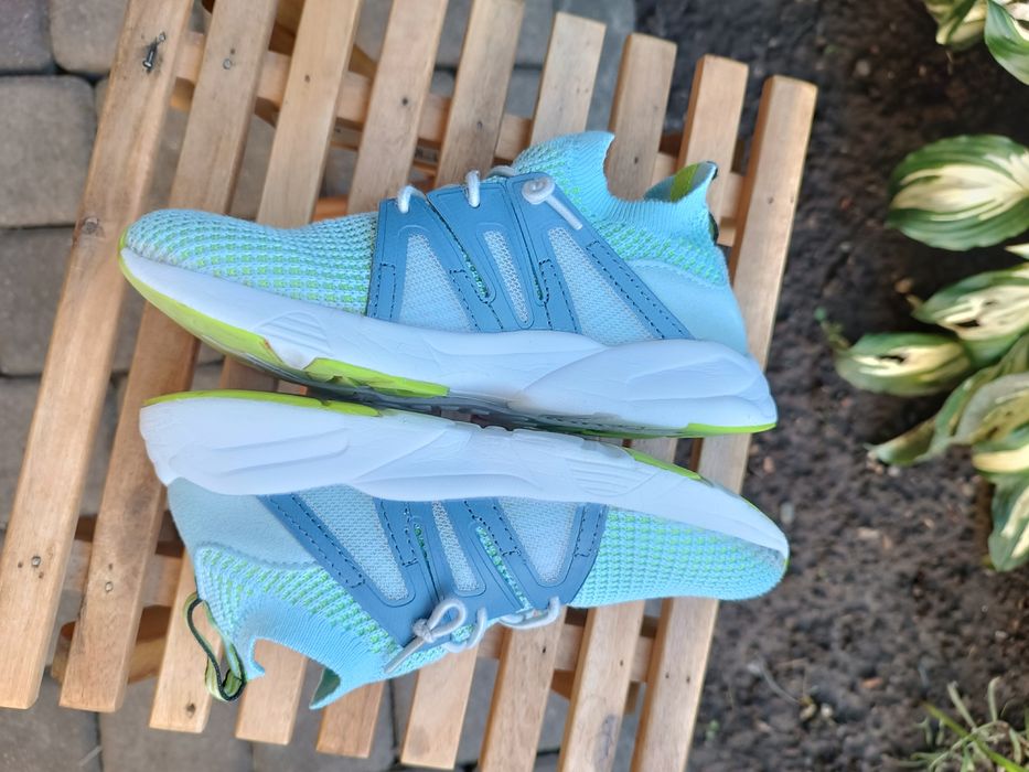 Легкі кросівки 30