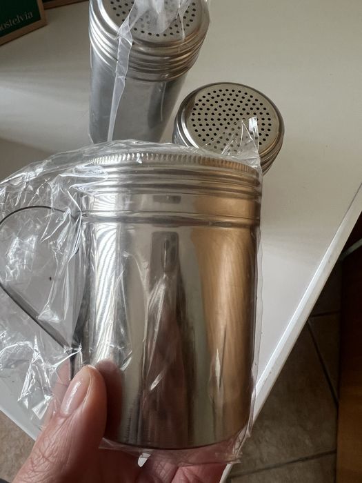 Especieiro / polvilhador em inox – 7 x 9 cm (novo)