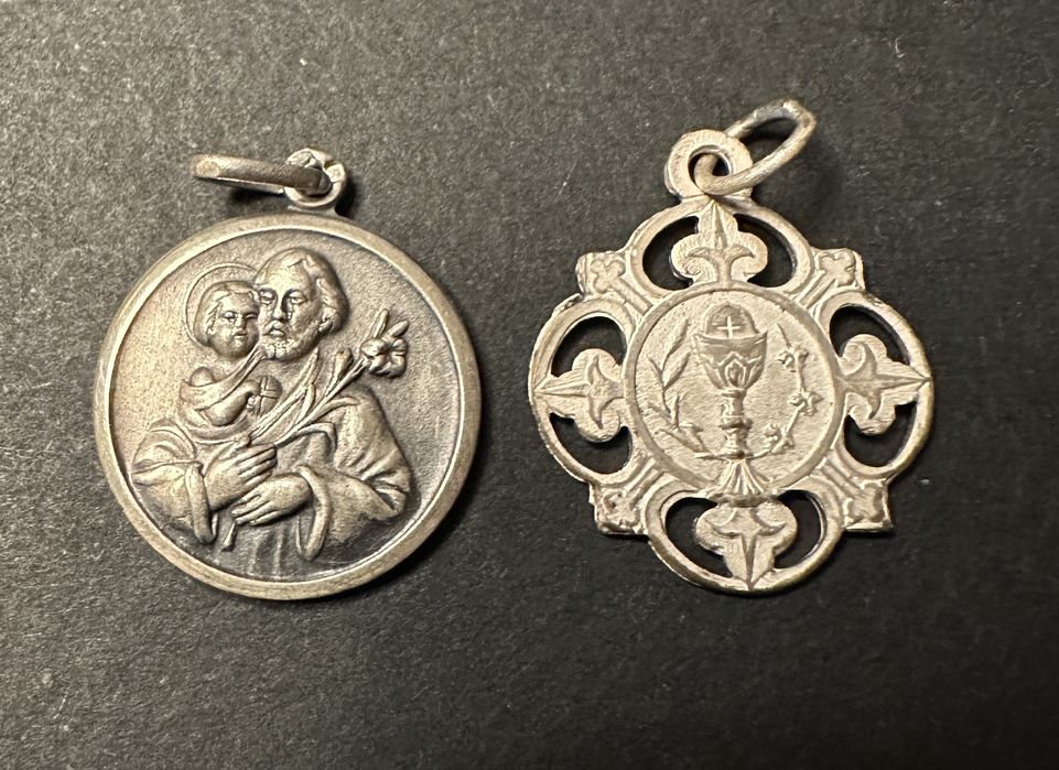 Duas medalhas, S.Pedro e cálice eucarístico, prata