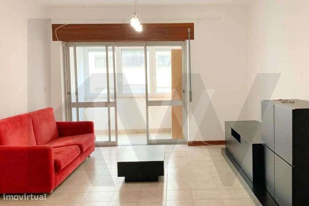 Luminoso T1 Com Áreas Generosas E Garagem Em Benfica, Lisboa