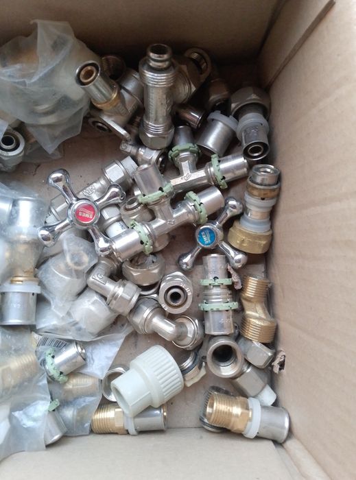 Продам крани з'єднання для труб.