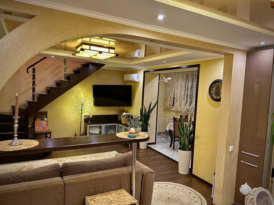 Продаж двоповерхової 3-кімнатної квартири за дуже вигідною ціною.