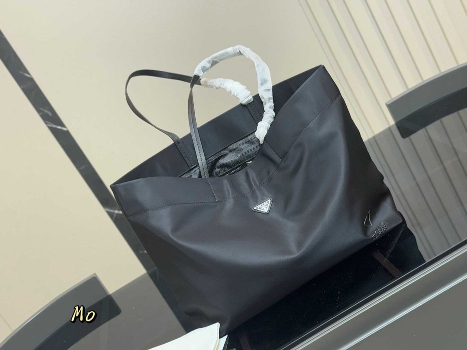Elegancka czarna torba Prada shopperka z kultowym trójkątnym logo /L
