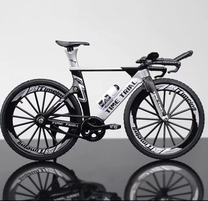 Bicicletas de contra relógio em miniatura, várias cores