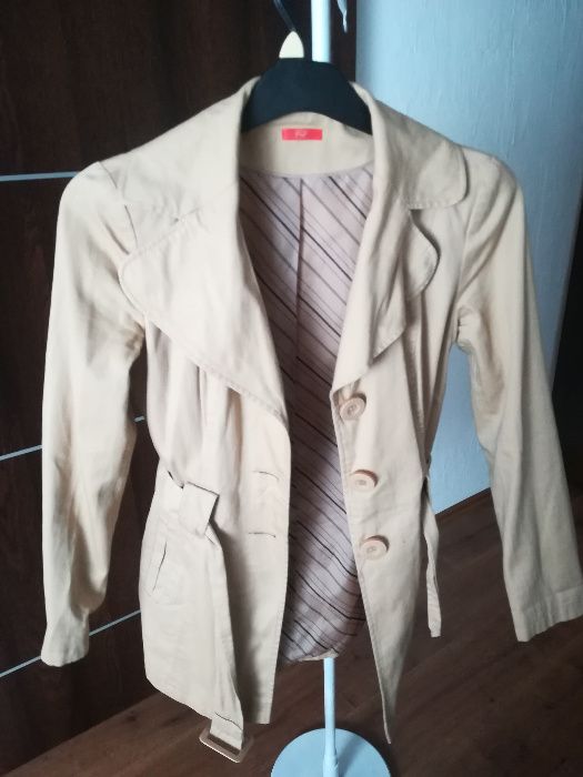 Jasny, beżowy Płaszczyk