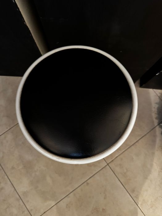 Banco com assento almofadado