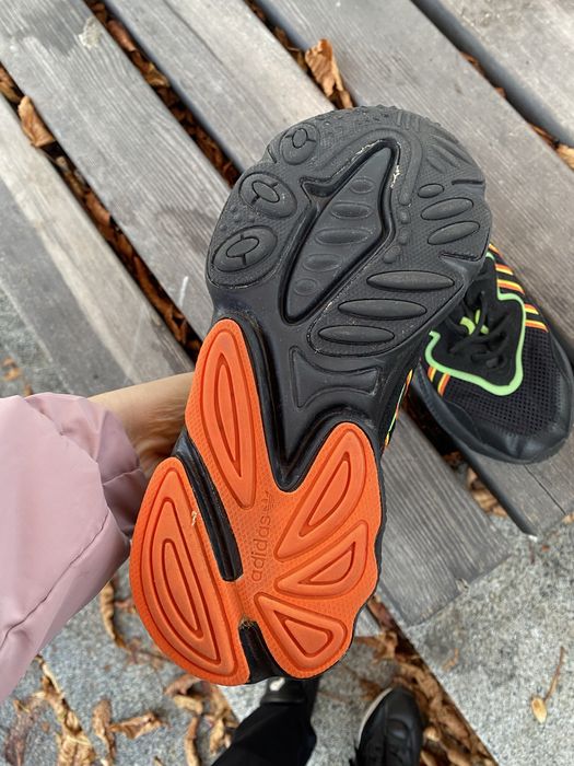 Adidas Ozweego — стильні чорні кросівки з неоновими вставками!