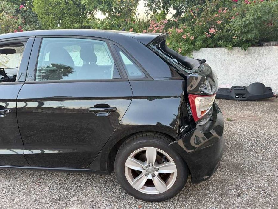 Sinistrado 57601 km Audi A1 Sportback 1.0 TFSI Ultra