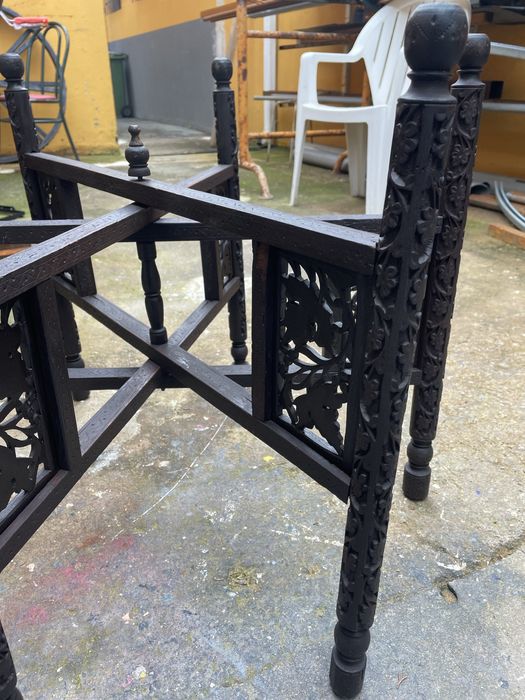 Mesa redonda dobrável trabalhada