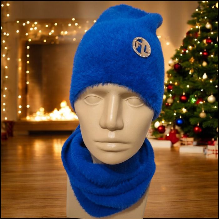 Komplet czapka plus komin kolor chabrowy.