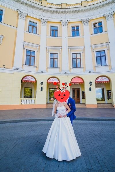 Свадебный костюм и платье