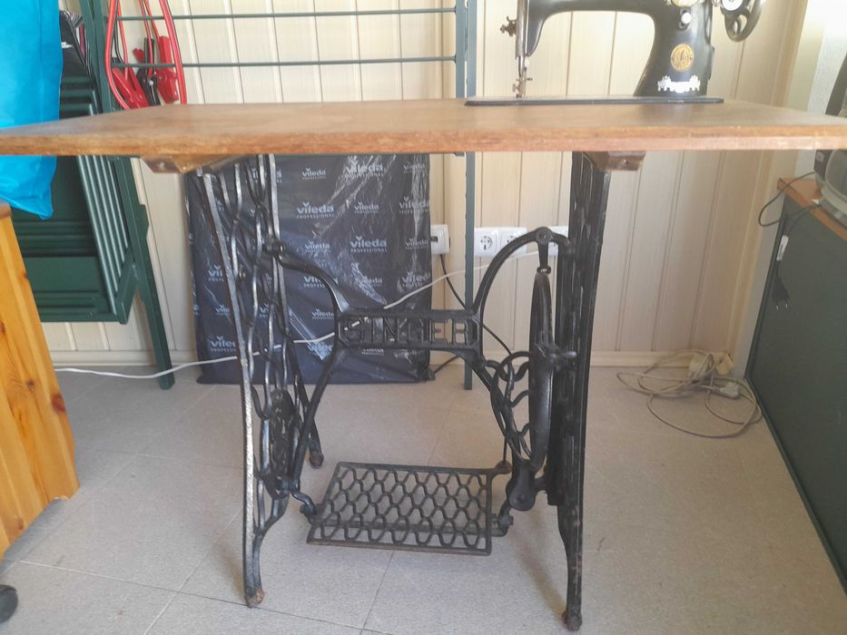 Mesa com Maquina Singer Antiga