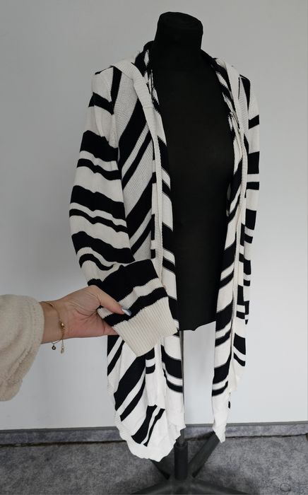 Czarno biały kardigan długi w paski z kapturem. Stan bdb.
